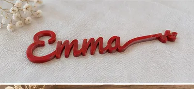 Marque-place « Emma » sans date, en rouge, avec une petite fleur en fin de tracé.