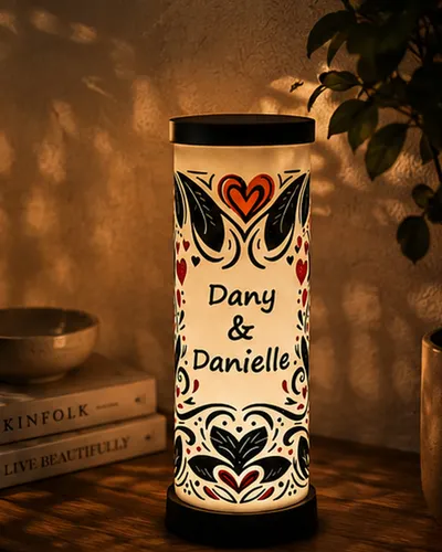 Lampe Éclat d’Amour personnalisée avec prénoms et motifs de cœurs, fabriquée en impression 3D dans le Nord de la France