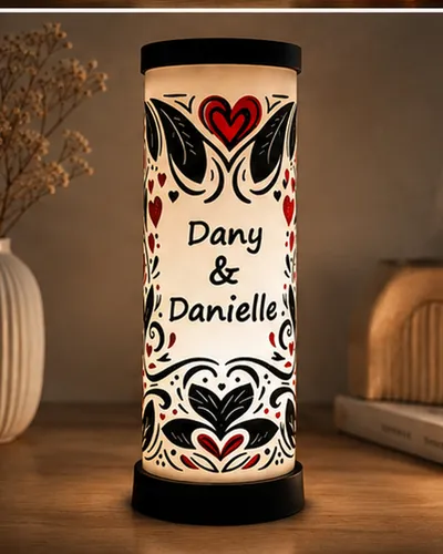 Lampe Éclat d’Amour personnalisée avec prénoms et motifs de cœurs, fabriquée en impression 3D dans le Nord de la France