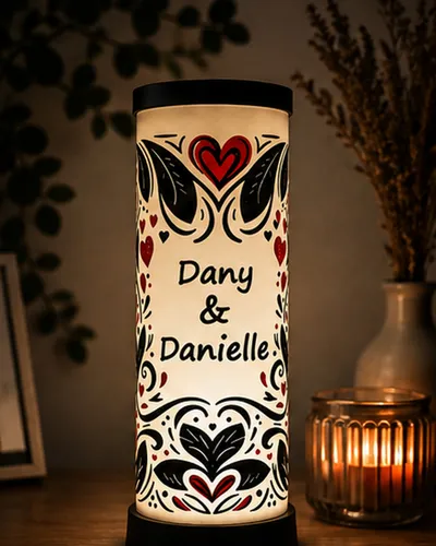 Lampe Éclat d’Amour personnalisée avec prénoms et motifs de cœurs, fabriquée en impression 3D dans le Nord de la France