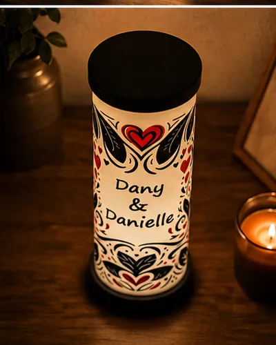 Lampe Éclat d’Amour personnalisée avec prénoms et motifs de cœurs, fabriquée en impression 3D dans le Nord de la France