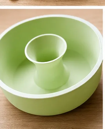 Le bol intérieur vert vu de dessus : la couronne qui reçoit les pistaches et la cheminée centrale par où tombent les coquilles.