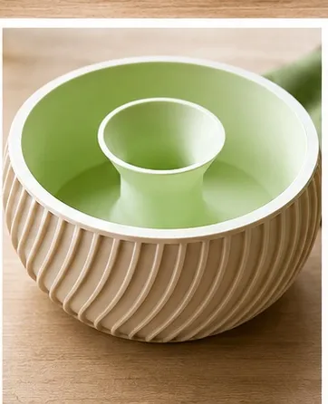 L'ensemble monté et vide, vu de dessus : la couronne verte encastrée dans le réservoir beige.