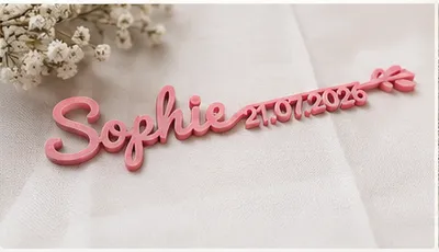 Marque-place « Sophie » avec la date 21.07.2026, en rose, terminé par un petit nœud.