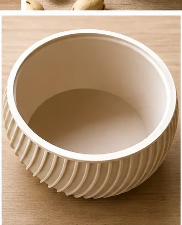 Le réservoir beige seul : cannelures en spirale à l'extérieur, cuve lisse à l'intérieur pour les coquilles.