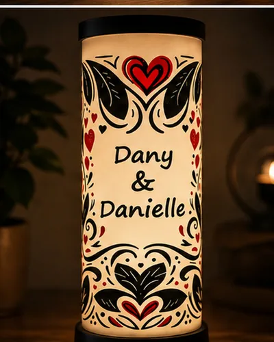 Lampe Éclat d’Amour personnalisée avec prénoms et motifs de cœurs, fabriquée en impression 3D dans le Nord de la France