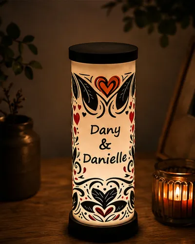 Lampe Éclat d’Amour personnalisée avec prénoms et motifs de cœurs, fabriquée en impression 3D dans le Nord de la France